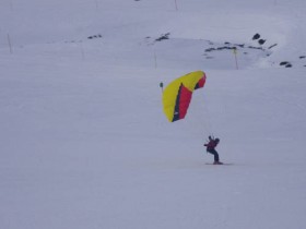 Snow kiting / paragliding speed skiing