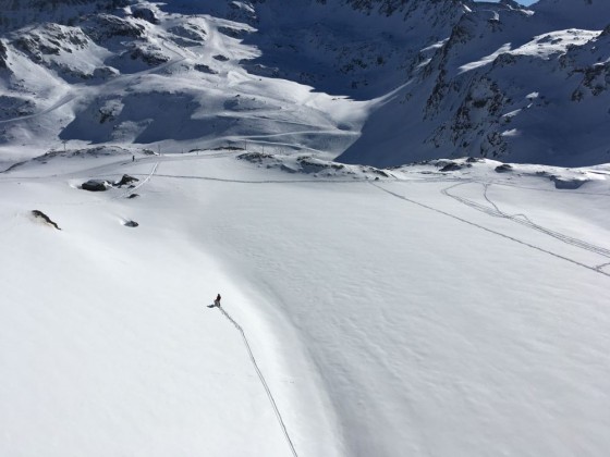 The pister checking the conditions on the freeride area Creussans