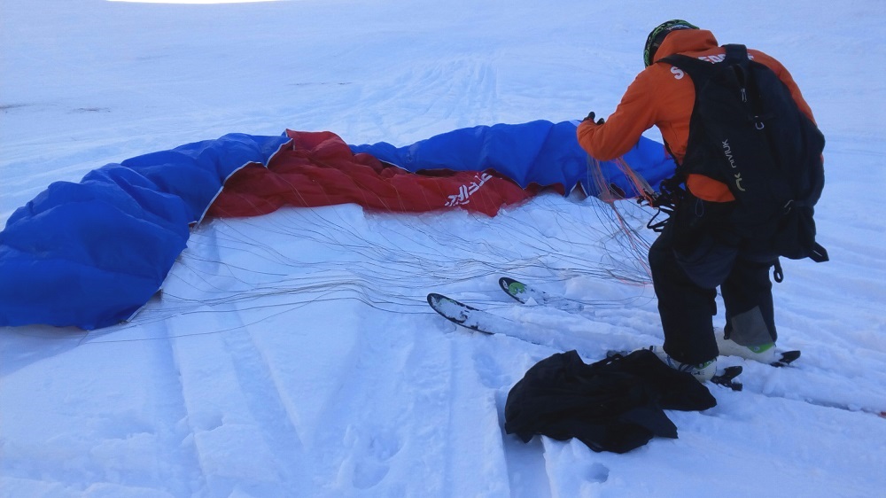 The instructor Terri getting ready the parachute to take us speed riding