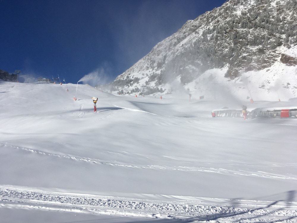 The snow cannons are working on the slopes of Arinsal