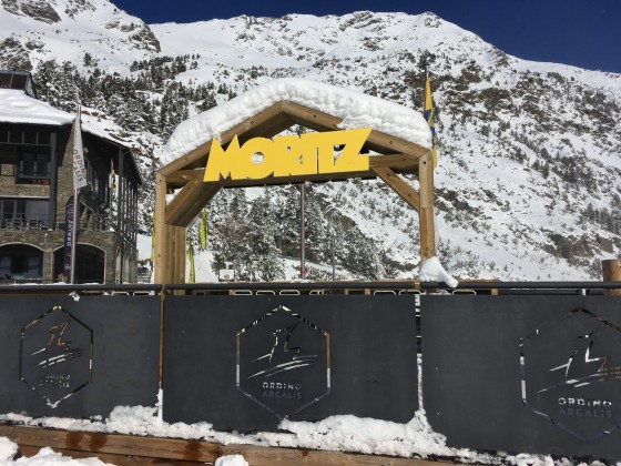 A few cm of snow over the Moritz sign